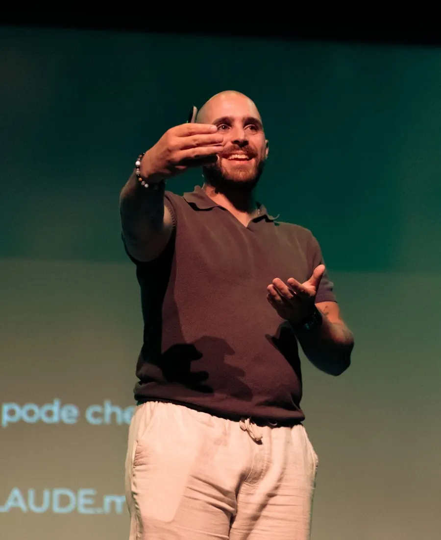 Diogo Köpke a palestrar em palco